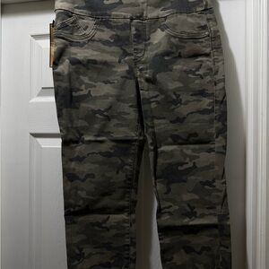 Rock & Republic Camouflage Pull-On Crop Pants